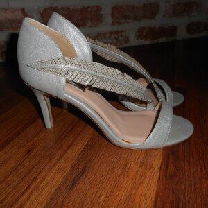 BOGO Free Excellent condition! UK London Showcase Silver feather shoes, Size 8.5
